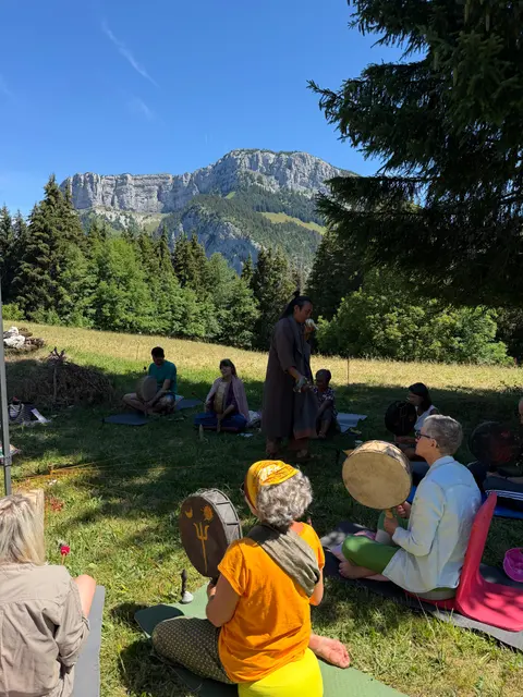 Séance collective en alpage lors d'un stage