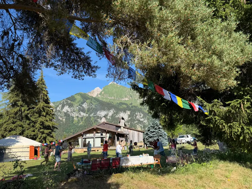 Le lieu du stage : yourte et chalets face aux montagnes