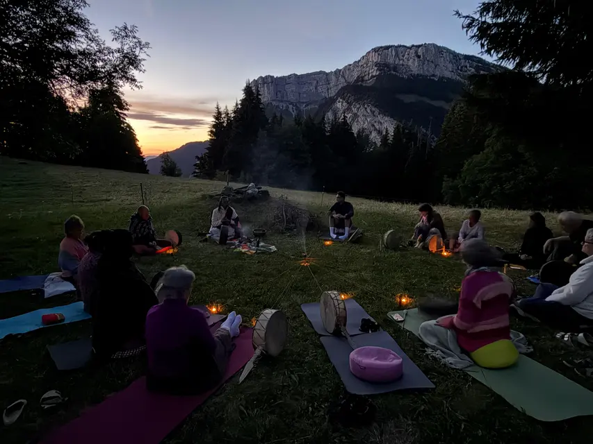 Cérémonie nocturne en cercle de bougies