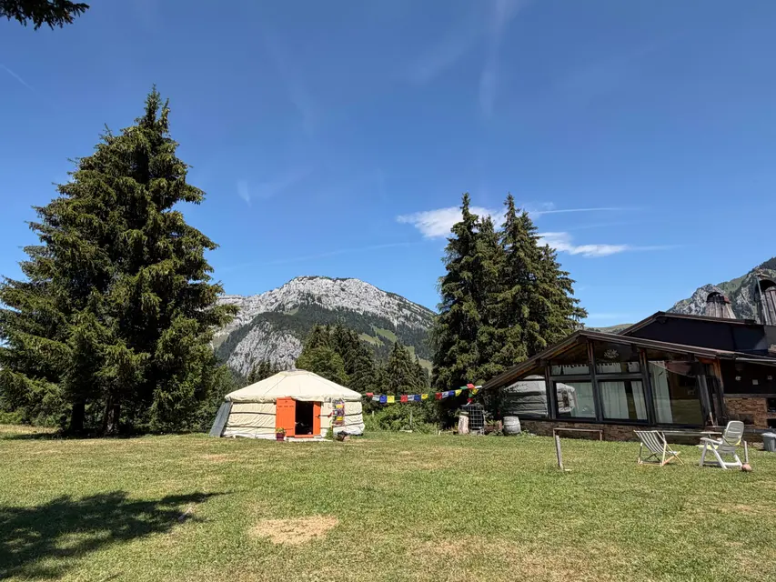 Le lieu du stage : yourte et chalets face aux montagnes