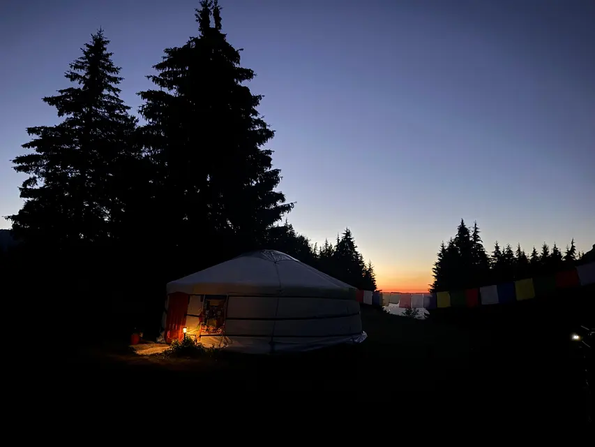 Le lieu du stage : yourte et chalets face aux montagnes