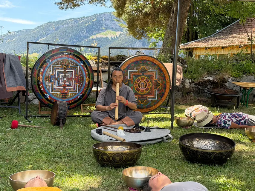 Pasang Lama jouant entre les gongs mandalas en plein air