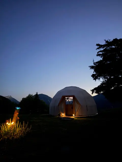 Le lieu du stage : yourte et chalets face aux montagnes