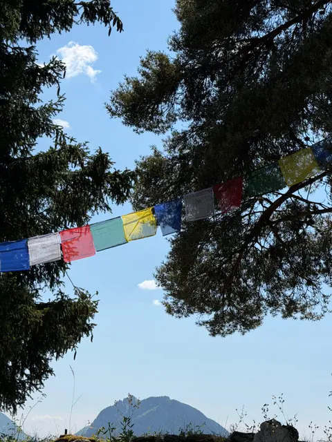 Drapeaux de prières flottant au-dessus du camp