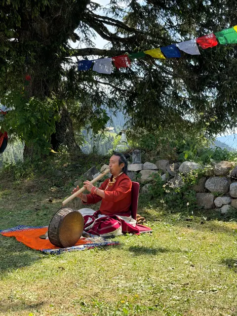 Pasang Lama jouant entre les gongs mandalas en plein air