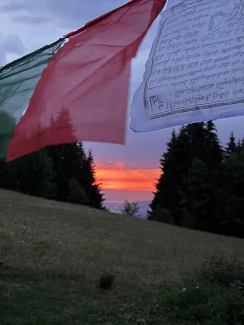 Drapeaux de prières flottant au-dessus du camp
