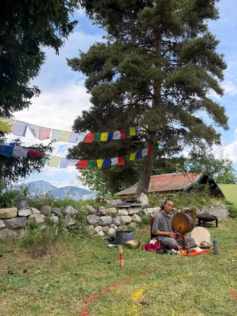 Pasang Lama jouant entre les gongs mandalas en plein air