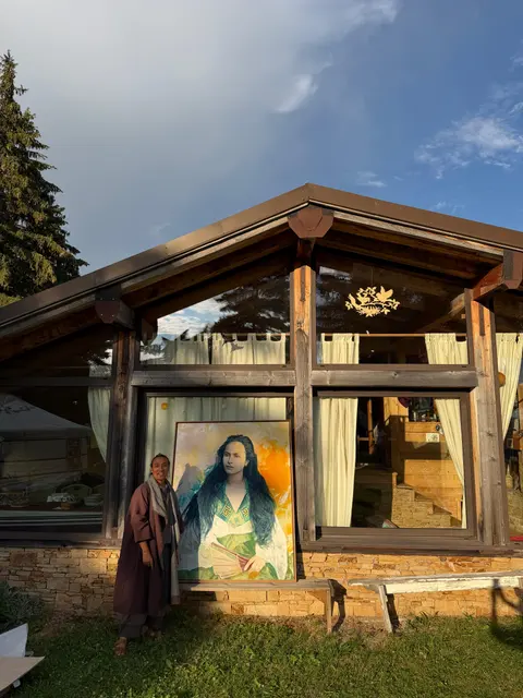Le lieu du stage : yourte et chalets face aux montagnes