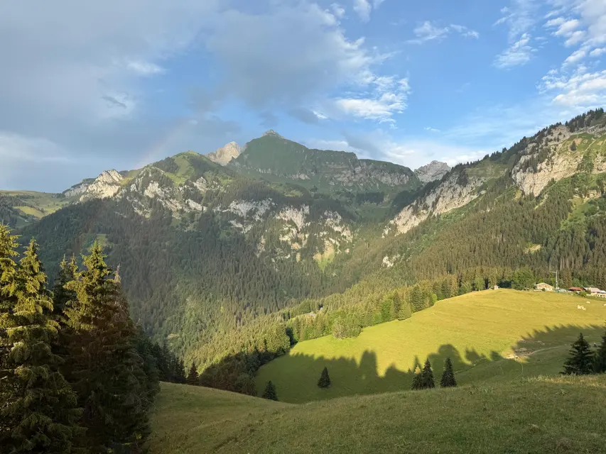 Coucher de soleil sur les montagnes pendant le stage