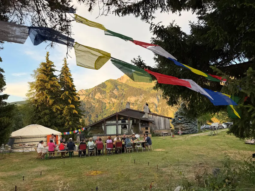 Drapeaux de prières flottant au-dessus du camp