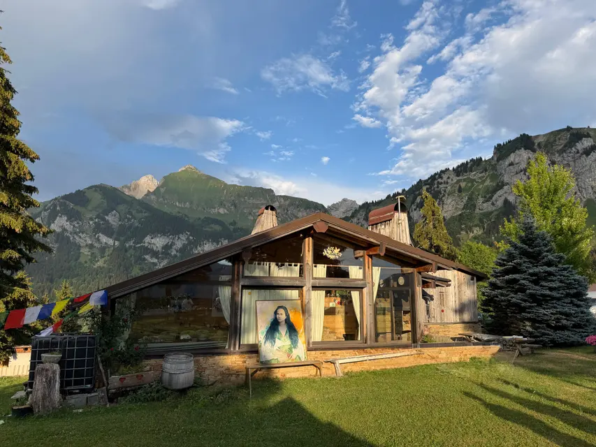 Le lieu du stage : yourte et chalets face aux montagnes