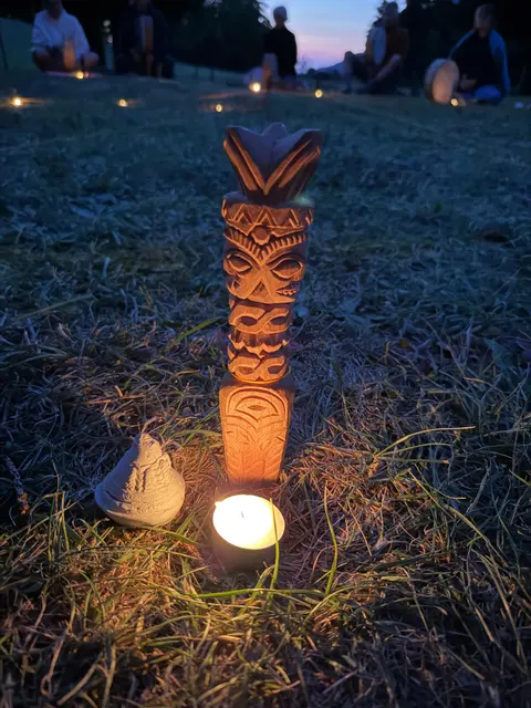 Cérémonie nocturne en cercle de bougies