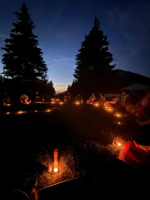 Cérémonie nocturne en cercle de bougies