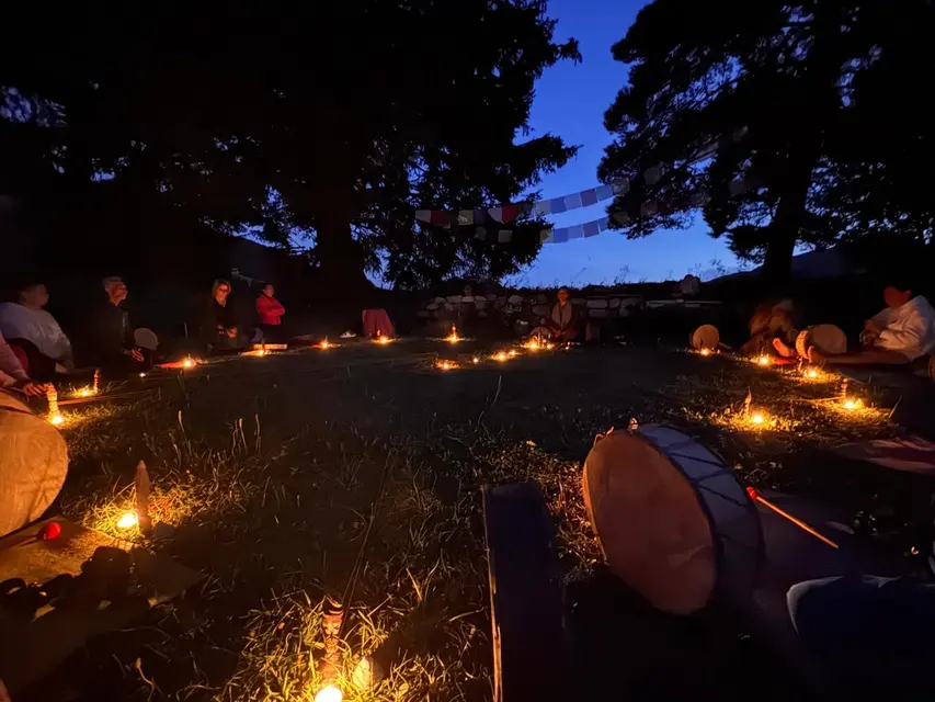 Cérémonie nocturne en cercle de bougies